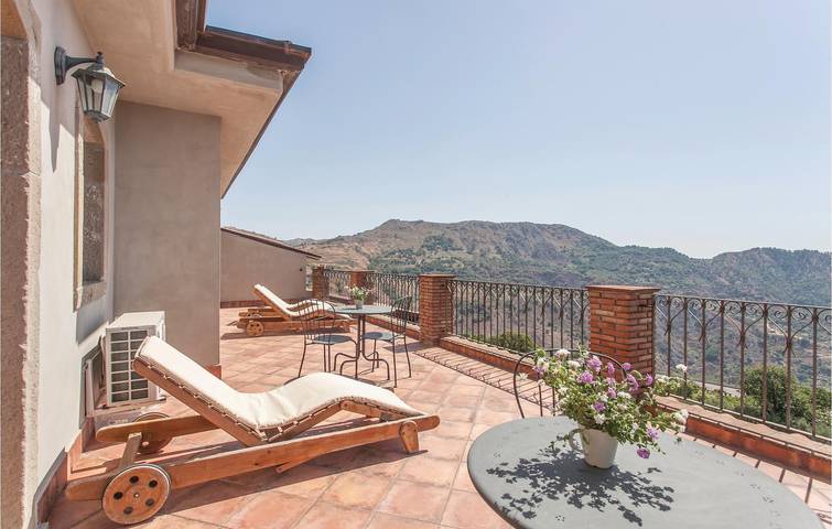 Terraza junto a la piscina: Apartamento espacioso, cerca de la ciudad y del río in Graniti, Provincia de Messina