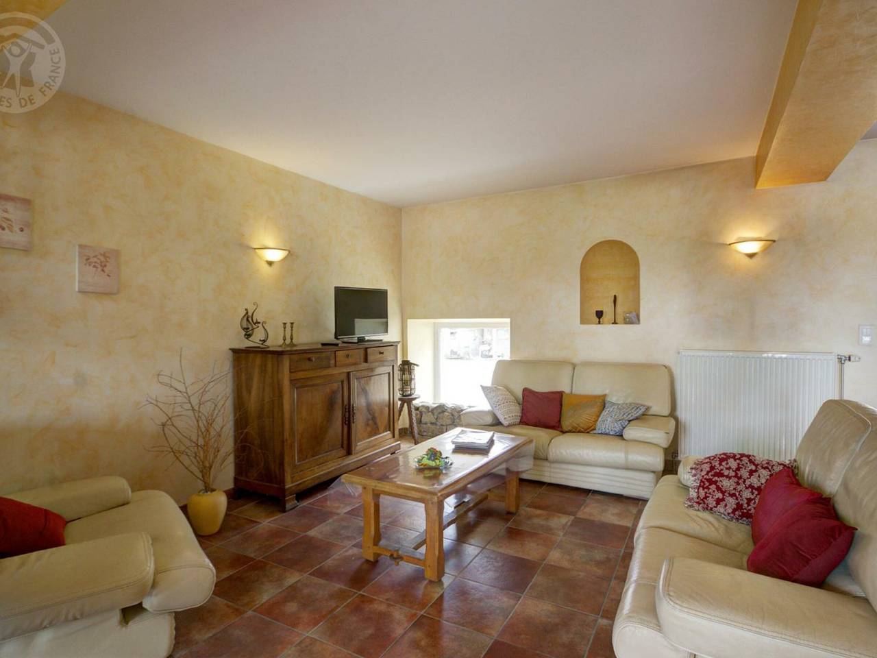 Maison spacieuse avec piscine chauffée, 4 chambres à Chalain-le-Comtal in Chalain-le-Comtal, Montbrison