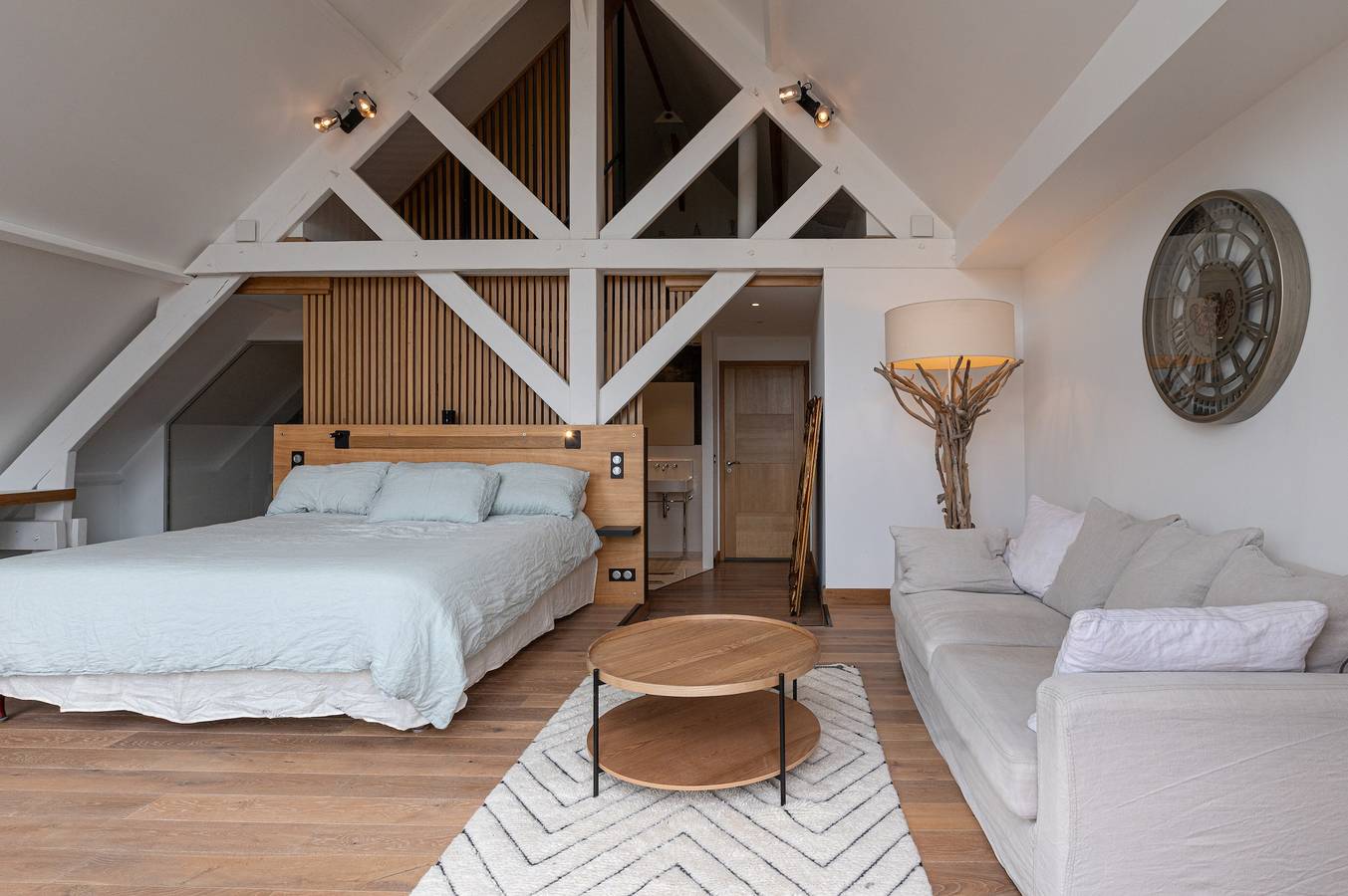 Guest Room 'Suite Cathédrale - Ty Castel' with Shared Pool, Shared Garden and Wi-Fi in Ploeren, Côte des Mégalithes