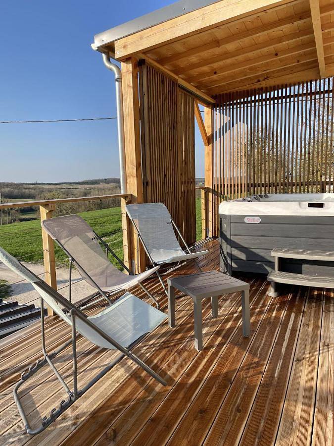 Location de vacances pour 8 personnes, avec vue ainsi que jardin et piscine, animaux acceptés à Fléré-la-Rivière - 4