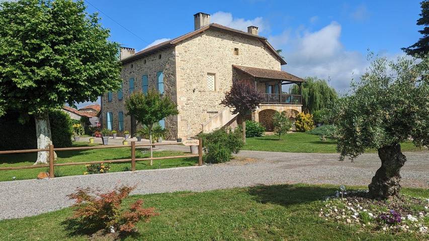 Gîte pour 2 personnes, avec Terrasse ainsi que Jardin et Piscine à Bagnac-sur-Célé