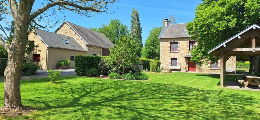 Location de vacances pour 20 personnes, avec vue ainsi que terrasse et jardin à Bacilly