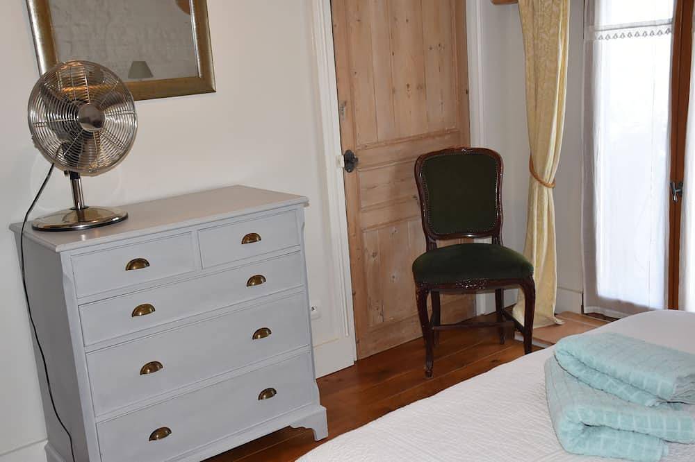 Beautifully converted barn, 3 bedroom, 5 min River Charente, 40 min from beaches in Crazannes, Région de Saintes