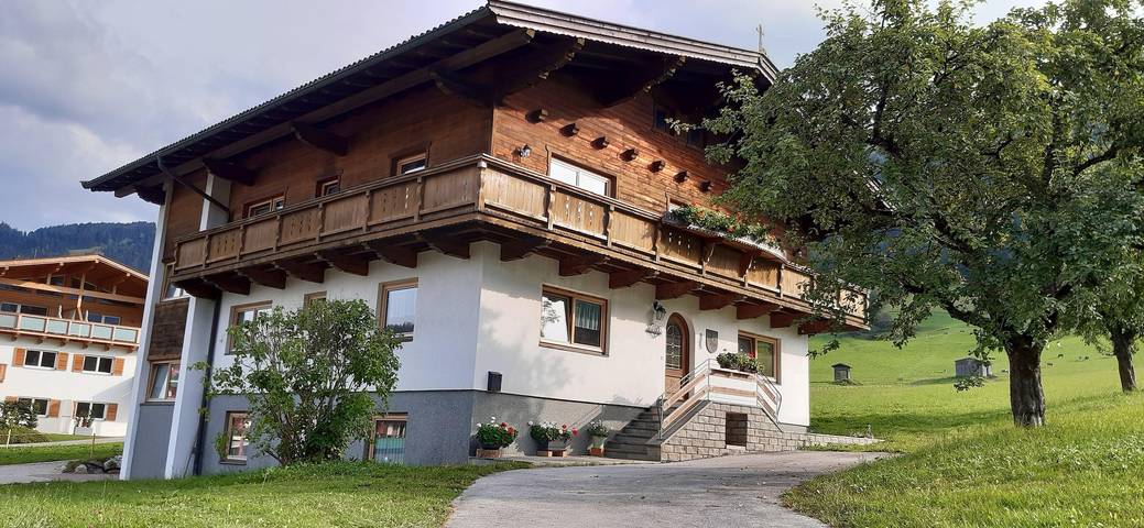 Appartement voor 5 personen, with Balkon and Zwembad as well as Uitzicht in Niederau