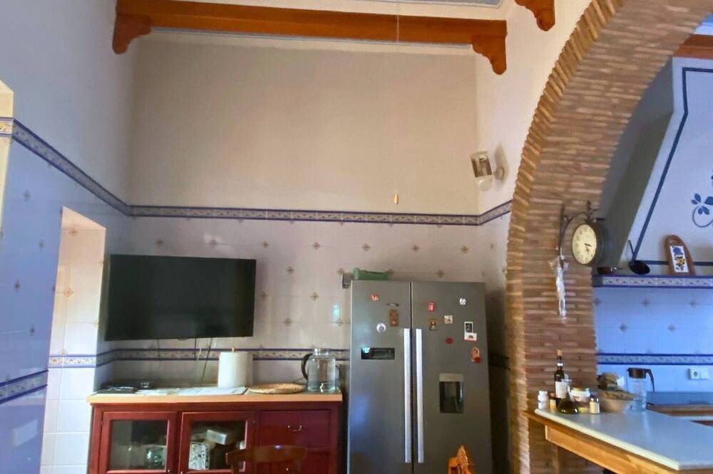 Bamboo Room with mountain views and lots of natural light in Alzira, Valencia Provincie