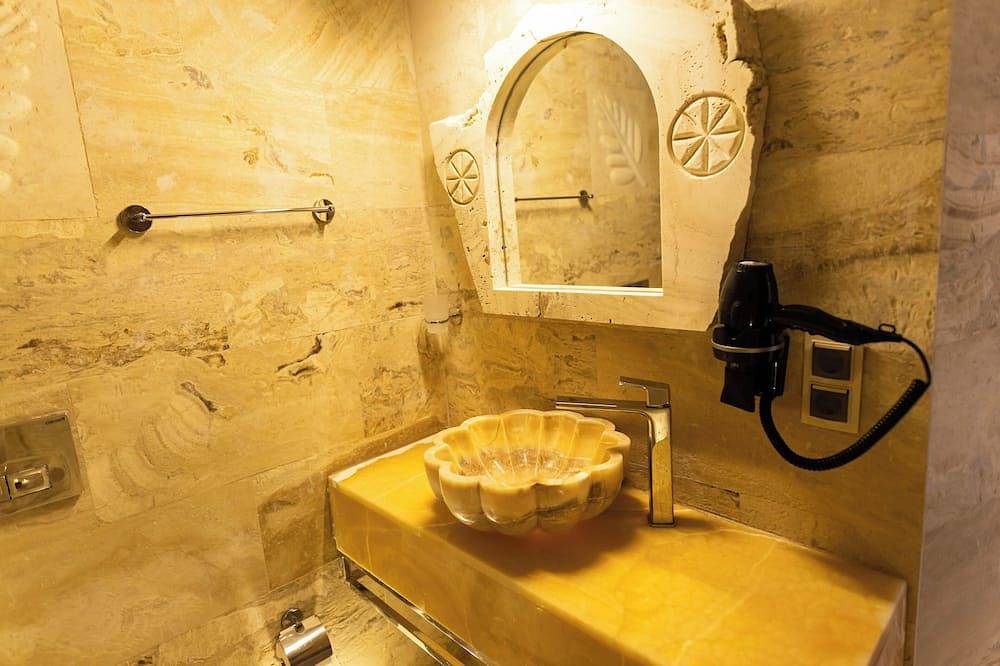 Charming Balloon view Premium Cave Suite with Bathtub 107 in Uçhisar, Nevsehir