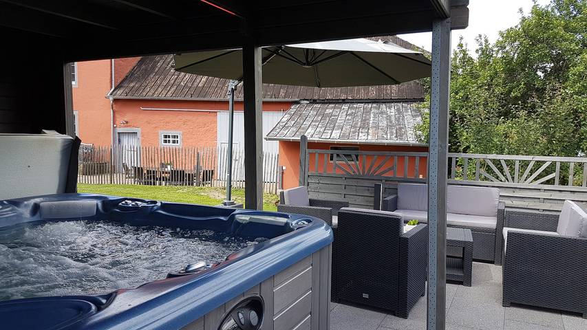 Eifel Dream Landhaus con jacuzzi exterior privado y sauna al aire libre in Plütscheid, Bitburg-Prüm