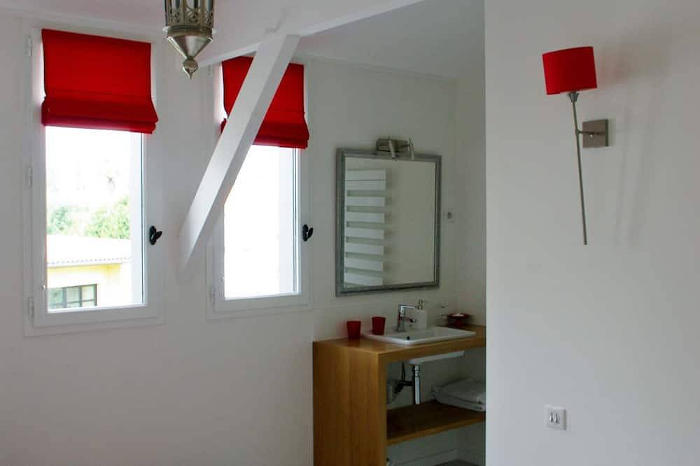 Maison de charme et de caractère au calme avec piscine chauffée ! in Bègles, Région de Bordeaux