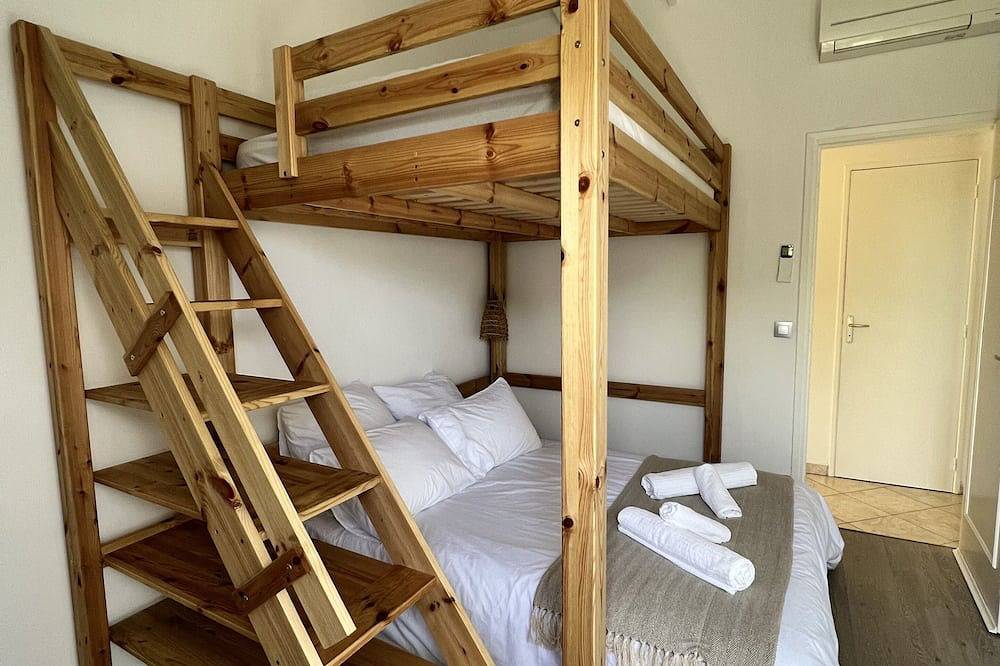 Cosy accommodation, walking distance to the beach, sea-view patio. in Santa Giulia, Porto-Vecchio