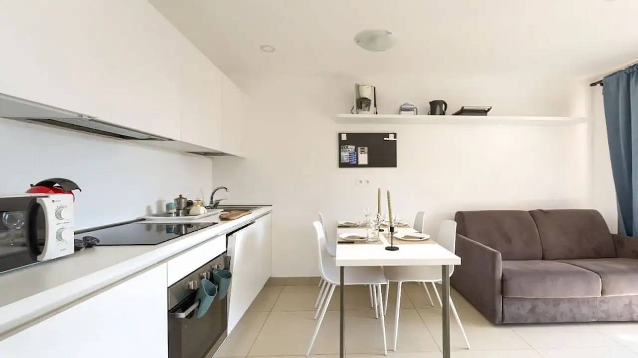 Appartement ensoleillé avec parking et balcon, à 900 m des Plages du Soleil in Golfe-Juan, Vallauris