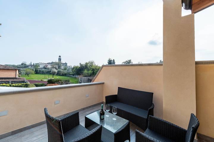La Suggestiva Residenza Ortaia in San Felice del Benaco, Prealpi Gardesane