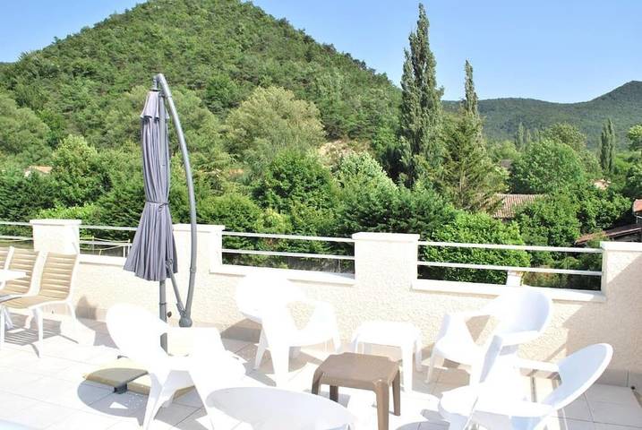 Cottage pour 15 personnes, avec piscine et jardin ainsi que vue et bassin pour enfant, animaux acceptés à Eygluy-Escoulin