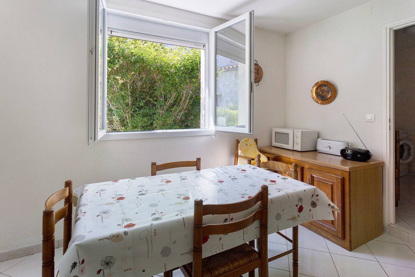 Holiday Home 'Le Marronnier D'Armandine' with Private Terrace, Private Garden and Wi-Fi in Essouvert, Saint-Jean-d'Angély region