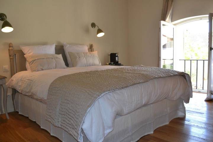 Location de vacances pour 2 personnes, avec terrasse et piscine ainsi que vue et jardin à Maillane - 4