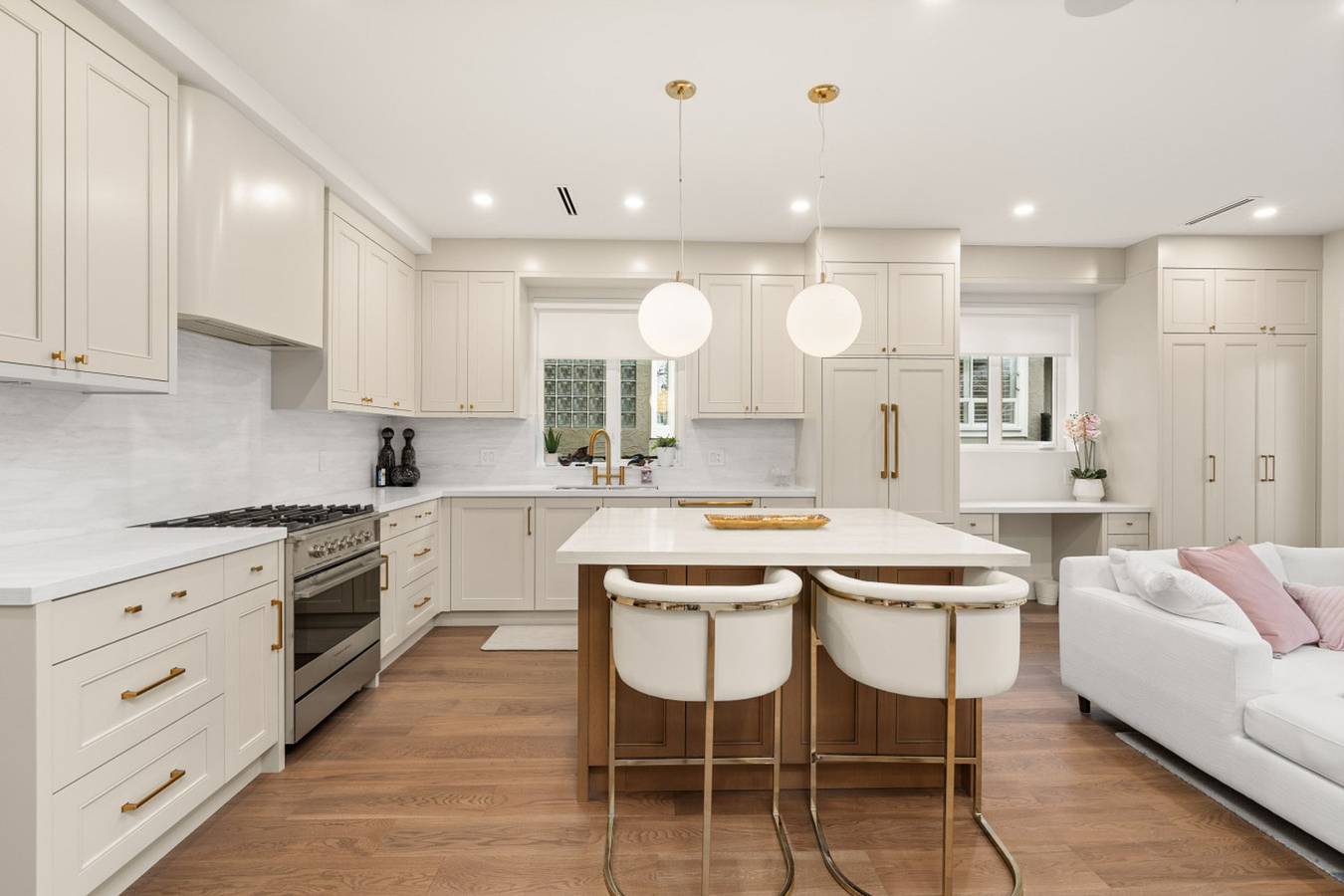 Elegant 4Br Home | Central Vancouver Stay in Vancouver, Columbia Britannica