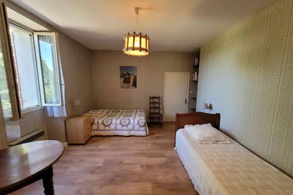 Lily's house with the charm of our childhood in Velleron, Vaucluse