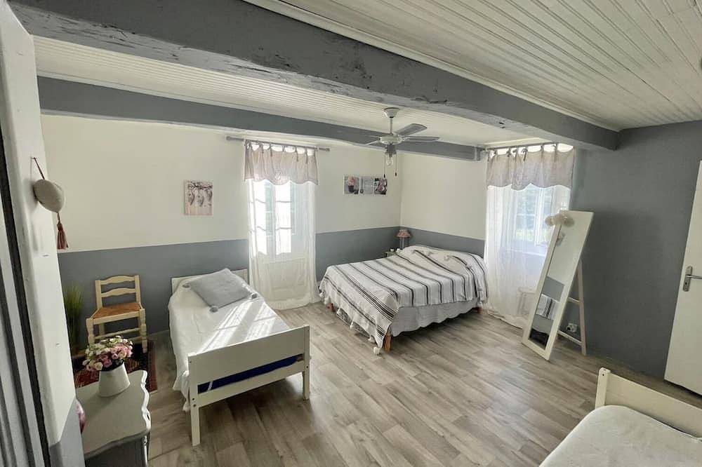 Maison dans le sud avec piscine chauffée ! Midoon guest in Tillac (Gers), Gers