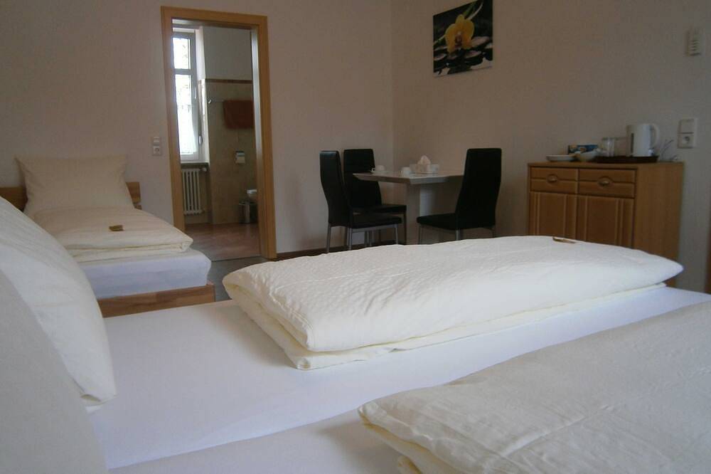 Ganze Wohnung, Tt Dreibettzimmer beim Europa-Park Rust - Thai Tawan Apartments beim Europa-Park in Europa-Park, Rheinhausen