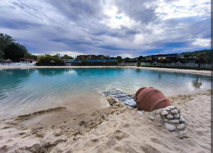 Camping pour 6 personnes, avec terrasse et piscine