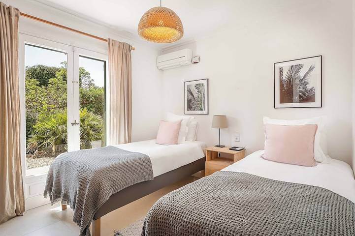 Stylish 5-Bedroom Villa in Binibeca - Private Pool, Walk to Beach & Restaurants in Binibeca, Sant Lluís
