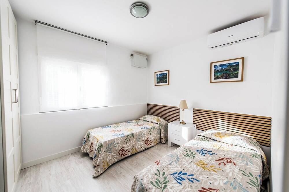 Entire apartment, Lovely apartment in Barajas by bebalmy in Barajas, Madrid