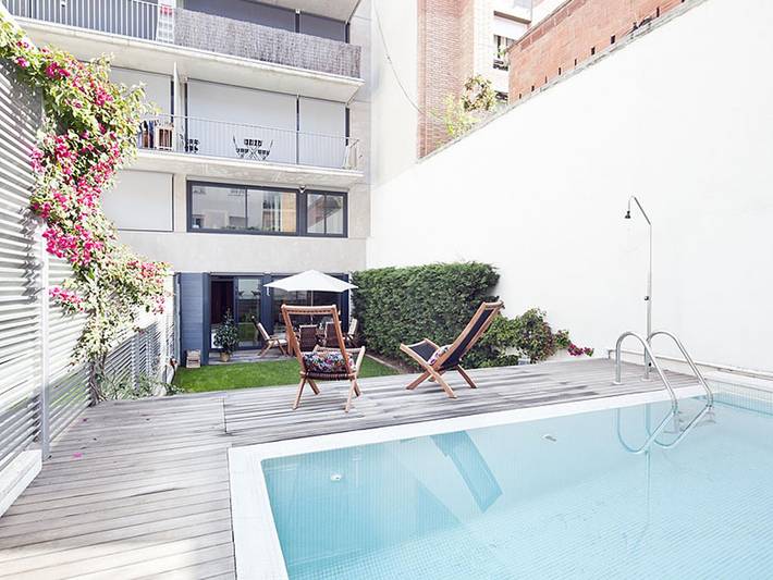 Διαμερίσματα διακοπών για 10 άτομα, με πισίνα και κήπο στη Βαρκελώνη