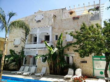 Gîte pour 2 personnes, avec piscine et vue ainsi que jardin et terrasse, animaux acceptés dans Acharavi