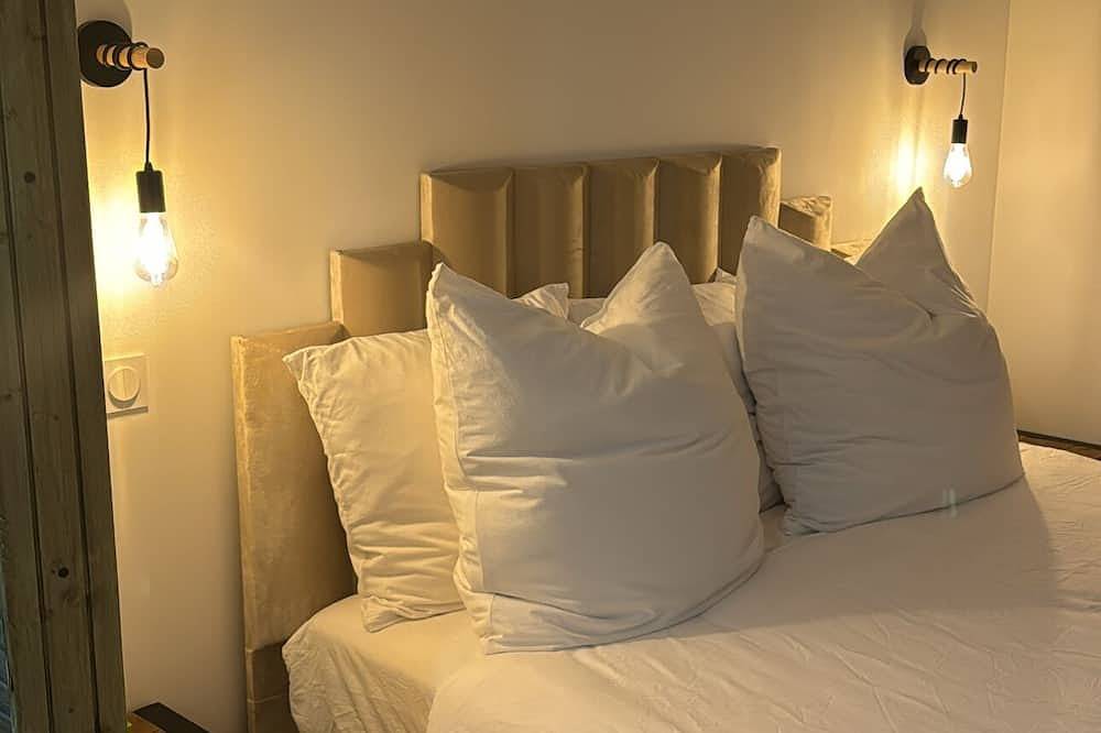 Entire apartment, Love room / private jacuzzi / exceptional accommodation in Istres, Istres region