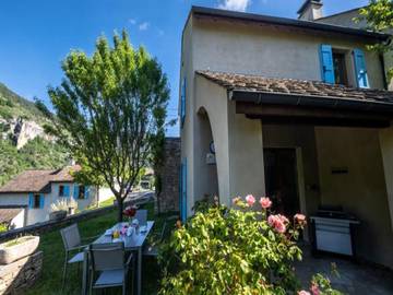 Gîte pour 4 personnes, avec piscine et terrasse, animaux acceptés à Les Vignes