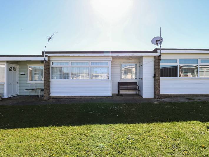 Beach hut for 4 people, with garden, with pets in Norfolk
