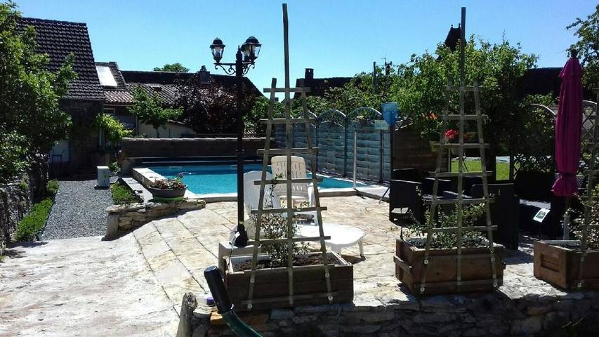 Cottage pour 3 personnes, avec jardin ainsi que vue et piscine, adapté aux familles à Espédaillac