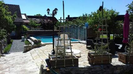 Chambre d’hôte pour 3 personnes, avec piscine ainsi que jardin et terrasse, adapté aux familles à Espédaillac