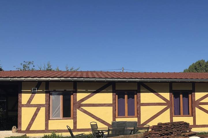 Hôtel pour 14 personnes, avec sauna et jacuzzi ainsi que piscine et jardin à Montpont-en-Bresse