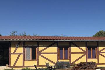 Hôtel pour 14 personnes, avec sauna et piscine ainsi que jardin et jacuzzi à Montpont-en-Bresse