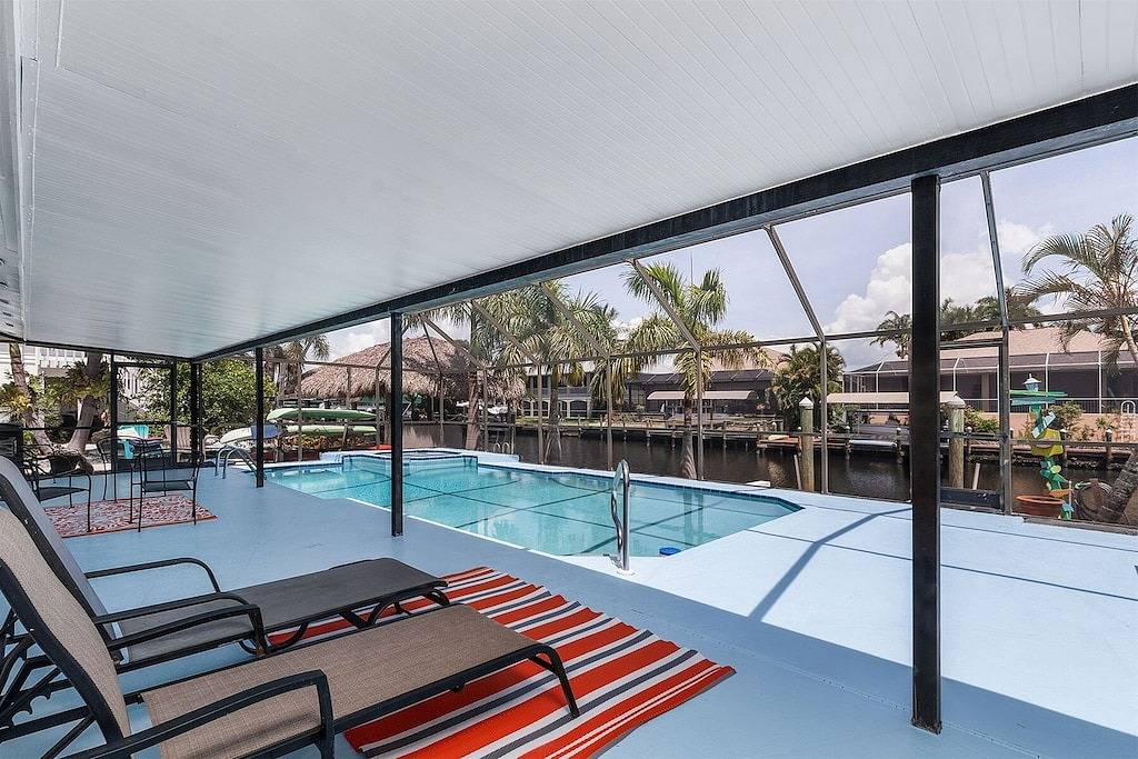 Island Vibe! 3/2 Salt Water Heated Pool with Bonus Room, Waterfront! in Saint James City, Pine Island