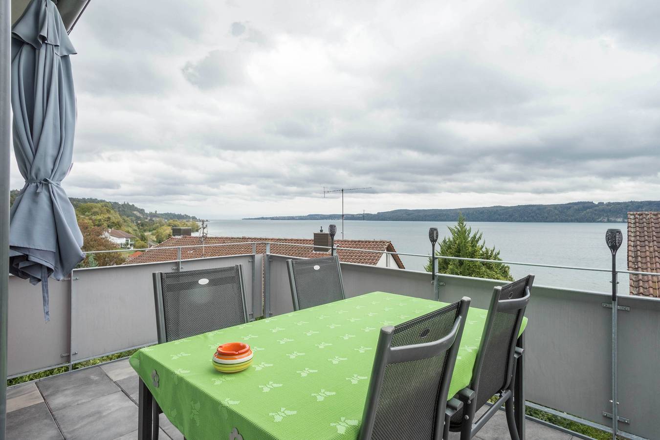 Ganze Wohnung, Fantastische Ferienwohnung "Lilie" mit großem Balkon ( Segelüberdachung ) Traumhafter Seesicht in Sipplingen, Region Bodensee-Oberschwaben