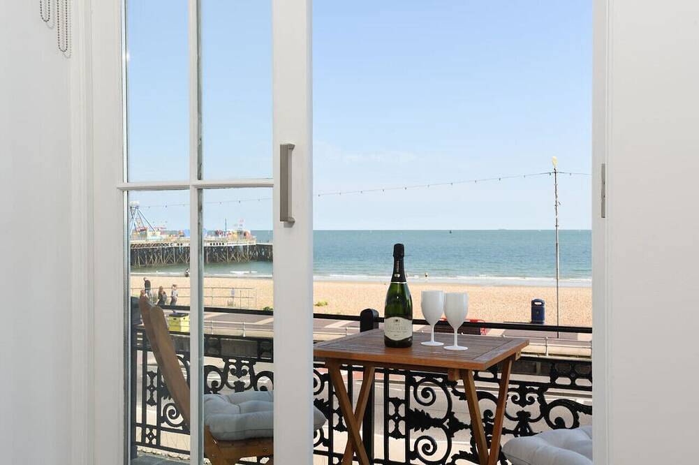 Ganze Wohnung, Stunning beach front luxury apt w/balcony Sleeps 6 in Southsea, Portsmouth