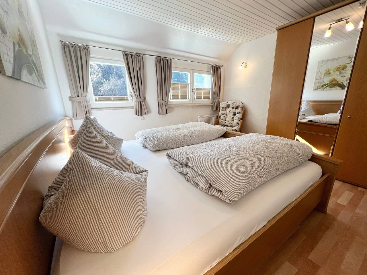 Ganze Wohnung, Ferienwohnung "2" mit Bergblick, Hunde willkommen, gemeinsamer Terrasse und Wlan in Oppenau, Mittlerer Schwarzwald