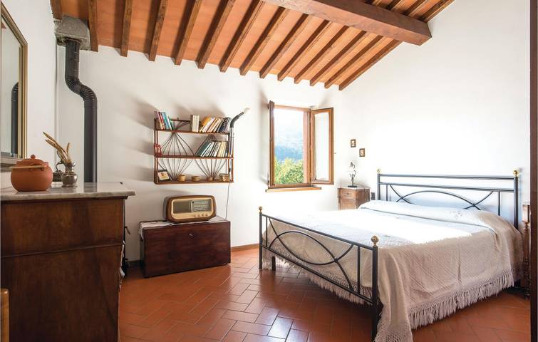 Appartamento con piscina e giardino con parcheggio e WiFi in Marliana, Provincia di Pistoia