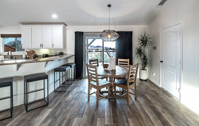 Vacation rental for 9 people, with terrace and hot tub in Yucca Valley