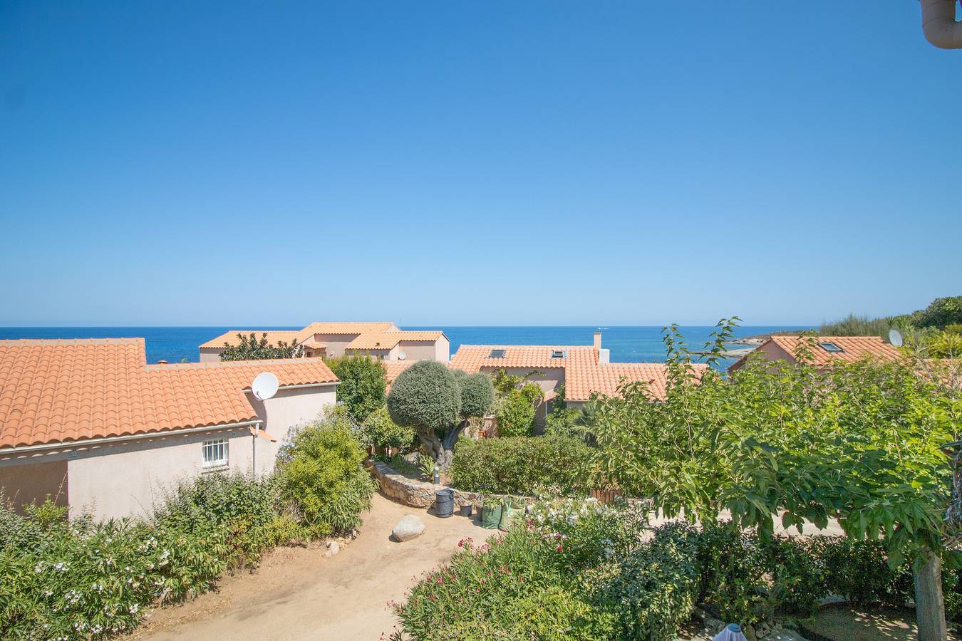 Apartamento entero, Apartamento 'Sull'acqua' con vistas al mar, terraza privada y balcón in Sant Ambroggio, Lumio