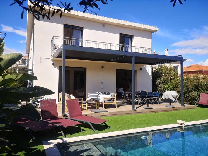 Location de vacances pour 10 personnes, avec piscine et jardin, adapté aux familles dans Office De Tourisme De Villeneuve Loubet - 3