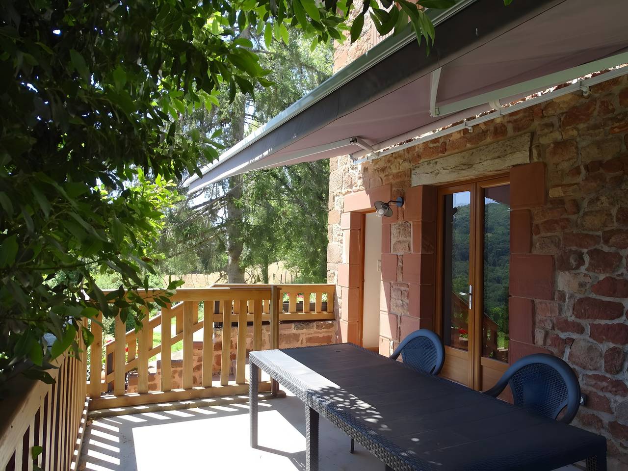 Gîte de Ségonzac : vue sur le lac, terrasse privée et Wi-Fi in Villecomtal, Aveyron