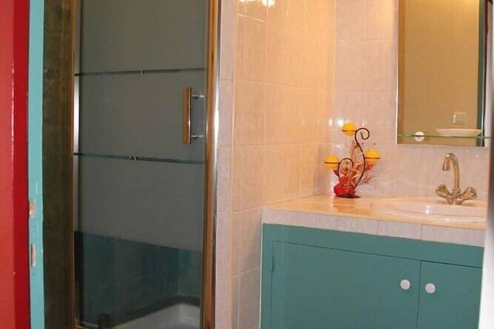 Location de vacances pour 6 personnes, avec terrasse ainsi que jardin et piscine à Banon - 4