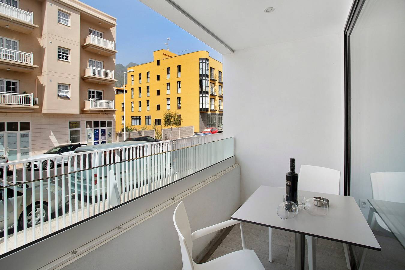 Apartamento inteiro, Casa de férias 'Flying La Palma - Yellow' com vista para a montanha, terraço e Wi-Fi in Los Llanos, Los Llanos de Aridane