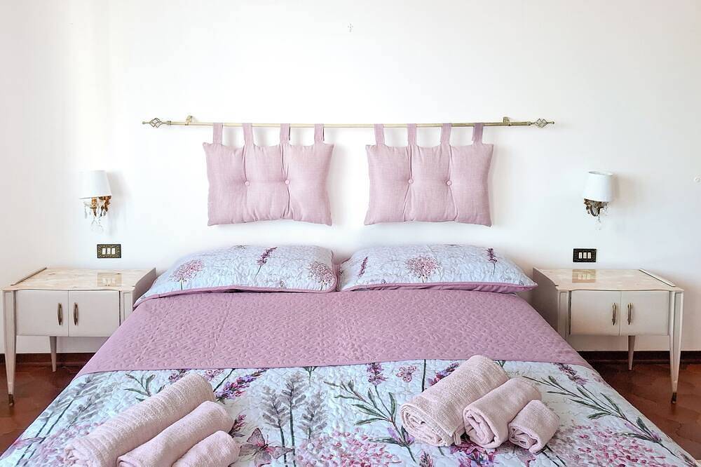 By the sea, 3 bedrooms, garden, and private parking spaces, near Lerici and the Cinque Terre in Fiumaretta di Ameglia, Ameglia Gemeinde