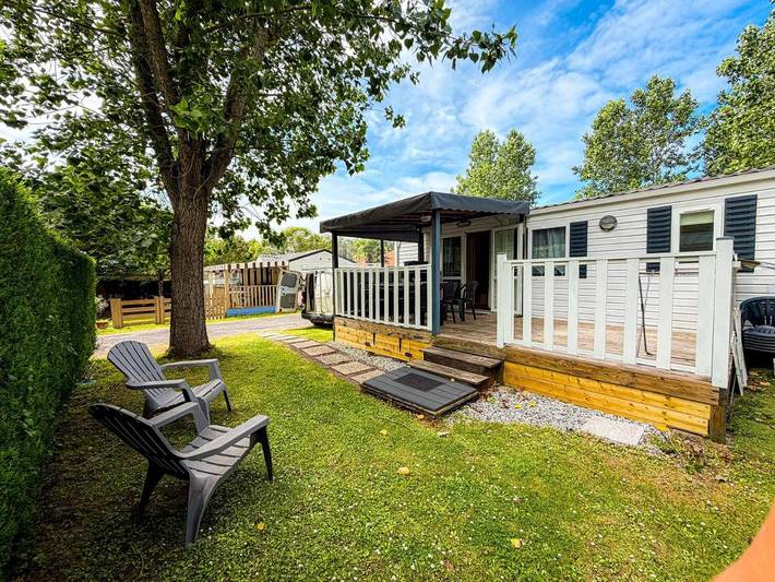 Camping pour 6 personnes, avec Jacuzzi et Terrasse ainsi que Jardin et Bassin pour enfant