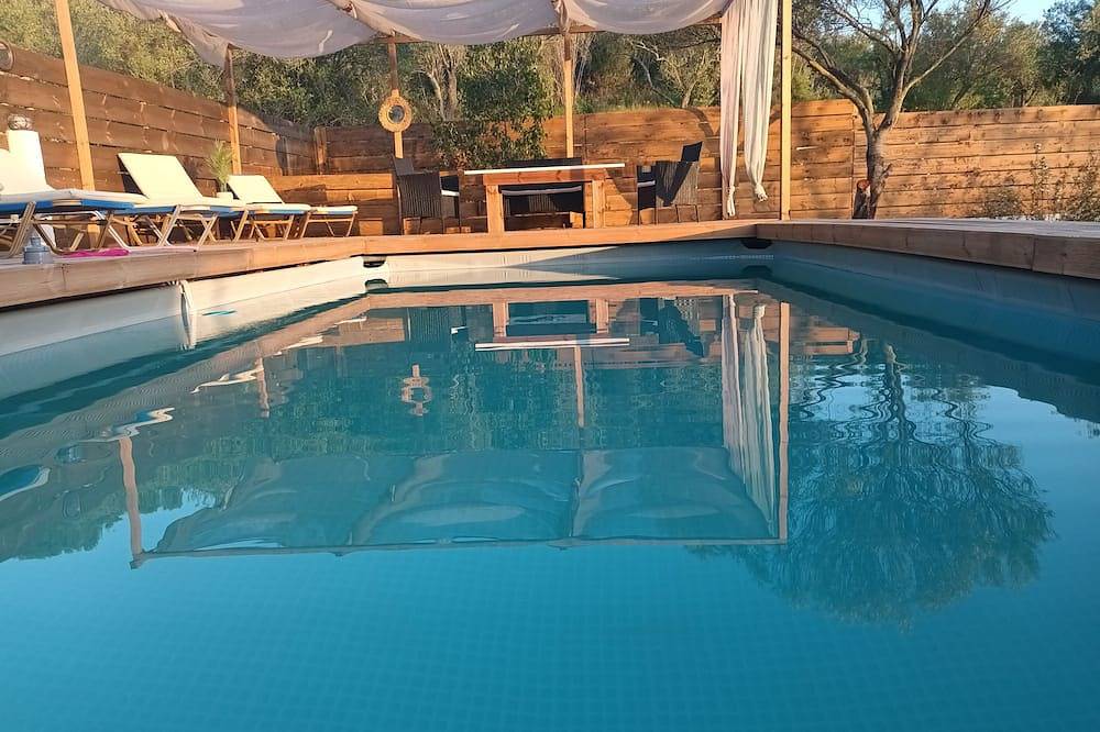 Willkommen in der Villa Thanos! Die Villa ist ein einstöckiges Haus mit einem riesigen Garten in Korfu