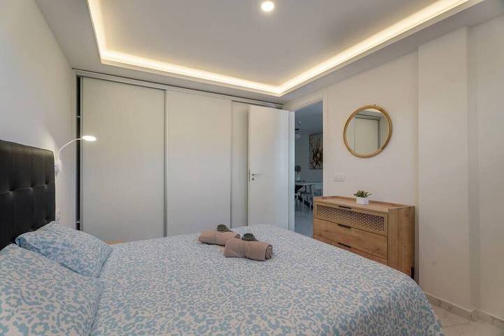 Ganze Wohnung, Modern Apartment with Pool Access in Los Cristianos, Arona