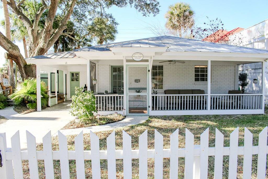 Charming Sea Largo Cottage! Haustierfreundlich! Tolles Deck! Kurze Blöcke zum Strand! in Tybee Island, Chatham County